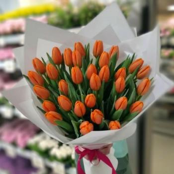 29 оранжевых тюльпанов