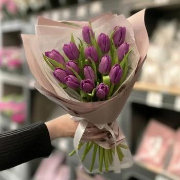 15 фиолетовых тюльпанов