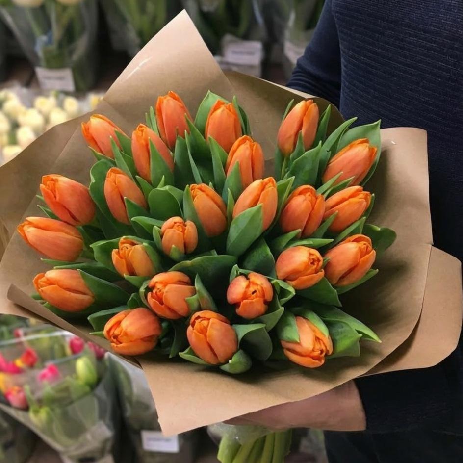 25 оранжевых тюльпанов