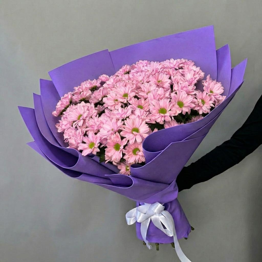 15 розовых хризантем в фиолетовой упаковке