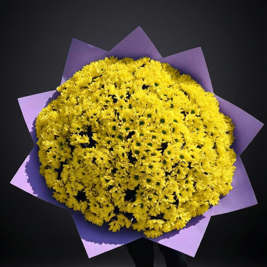 51 жёлтая хризантема в сиреневой упаковке