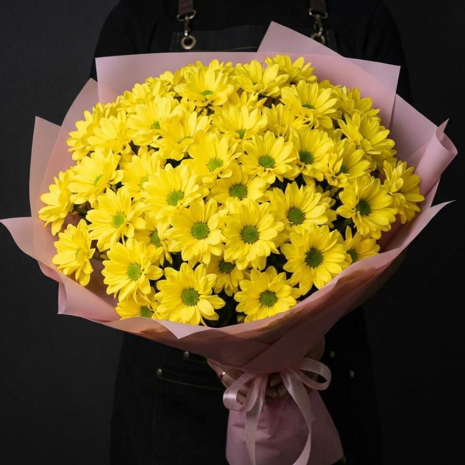 9 кустовых желтых хризантем в розовой упаковке