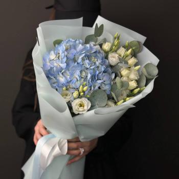 Голубая гортензия с лизиантусами