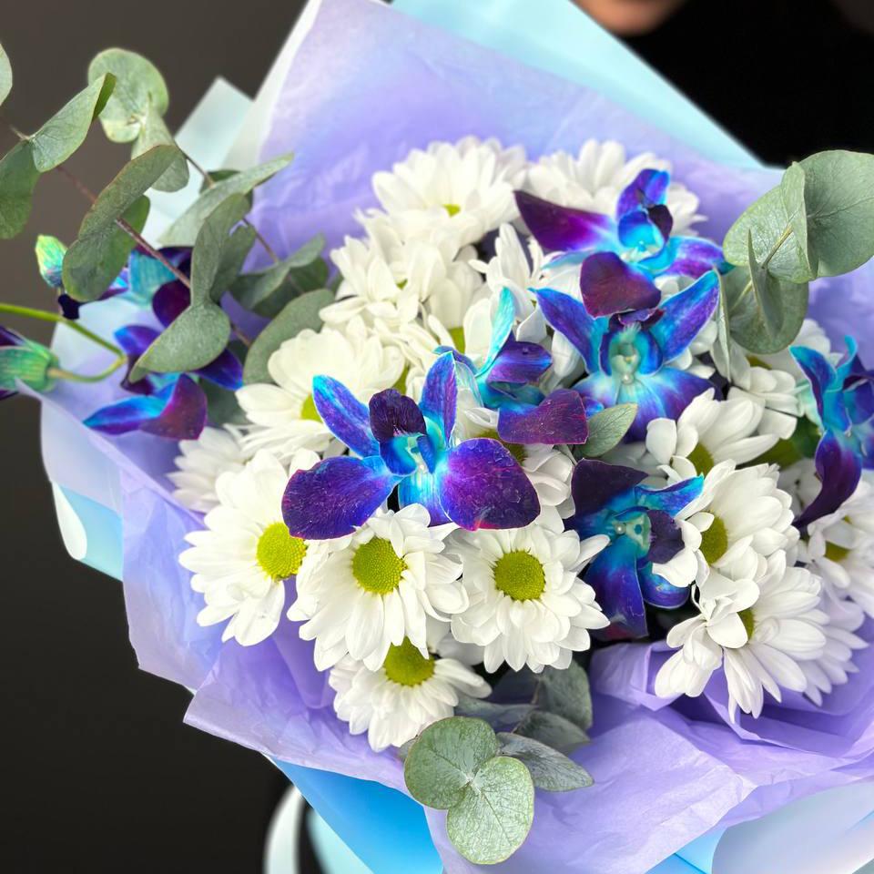 Синие орхидеи с хризантемами