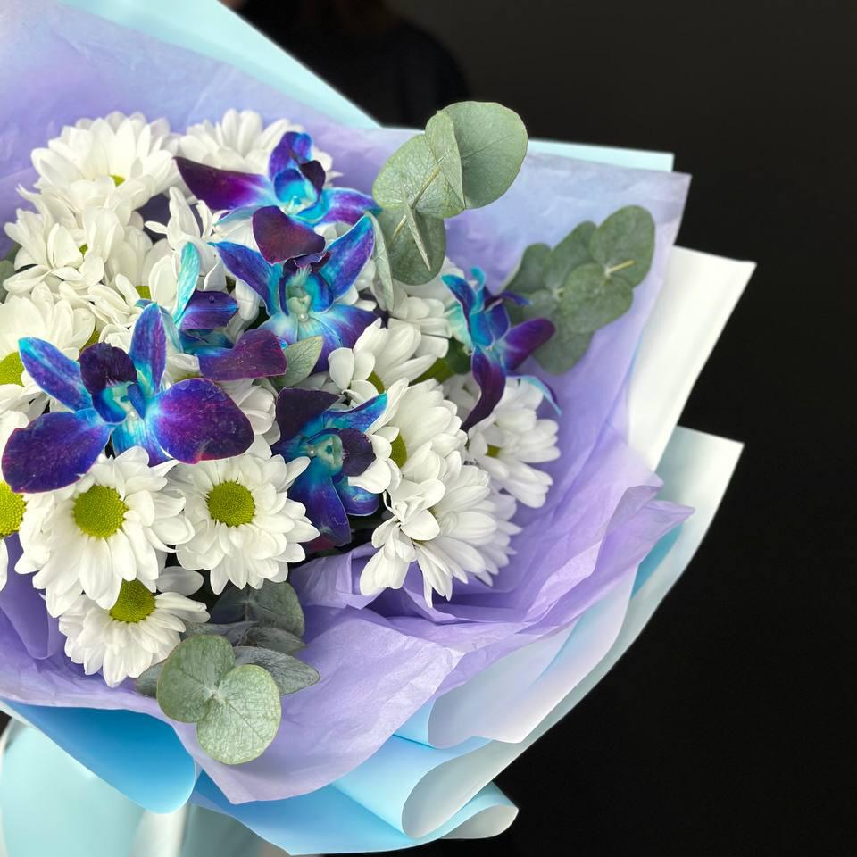 Синие орхидеи с хризантемами