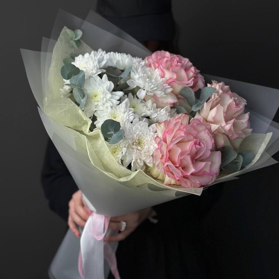 Хризантемы с французскими розами и эвкалиптом