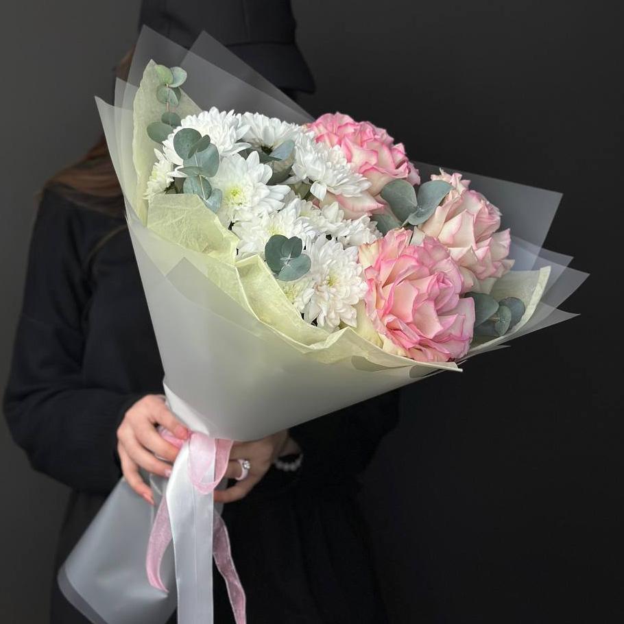 Хризантемы с французскими розами и эвкалиптом