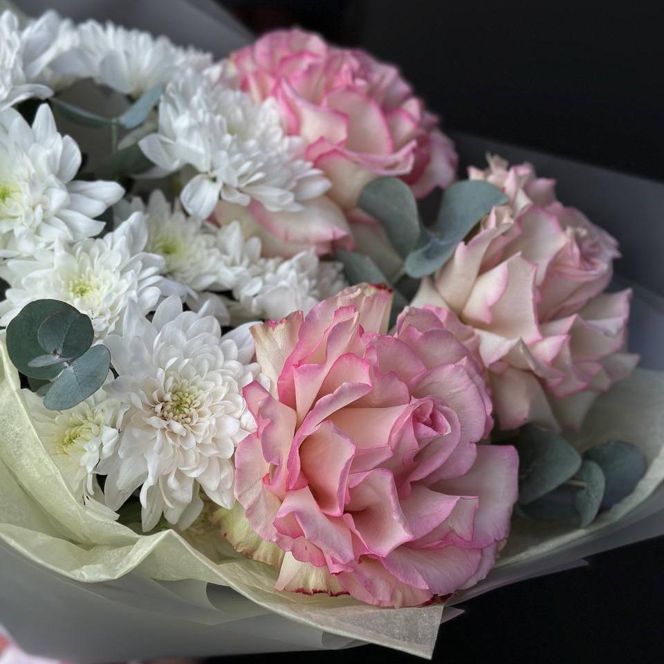 Хризантемы с французскими розами и эвкалиптом