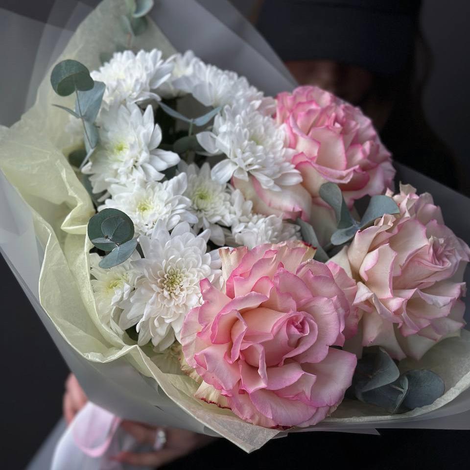 Хризантемы с французскими розами и эвкалиптом