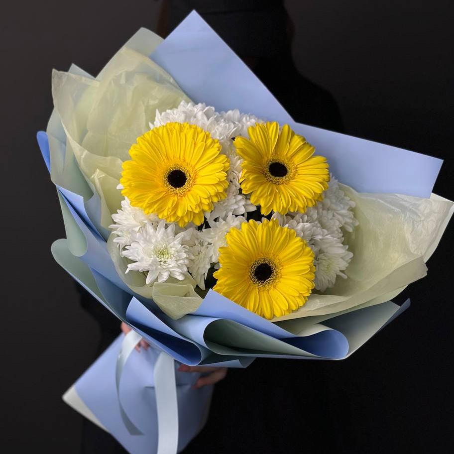 Букет с герберами с хризантемами