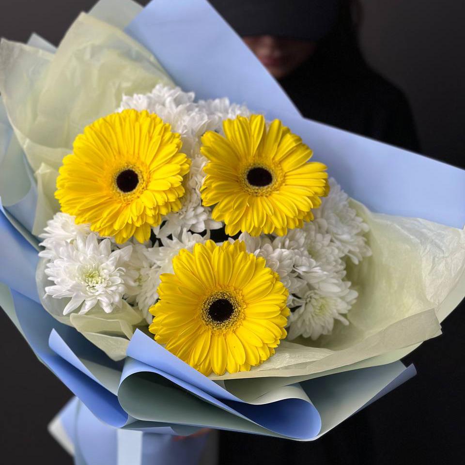 Букет с герберами с хризантемами