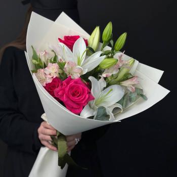 Лилия с розами и альстромериями