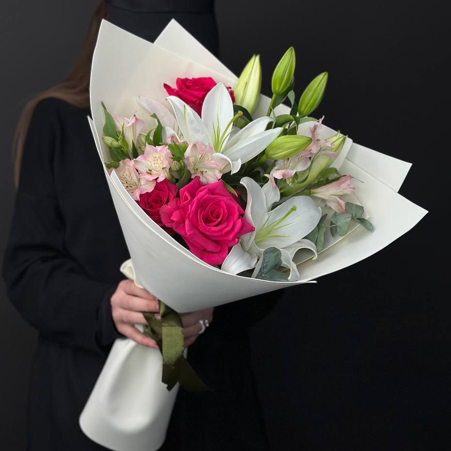 Лилия с розами и альстромериями