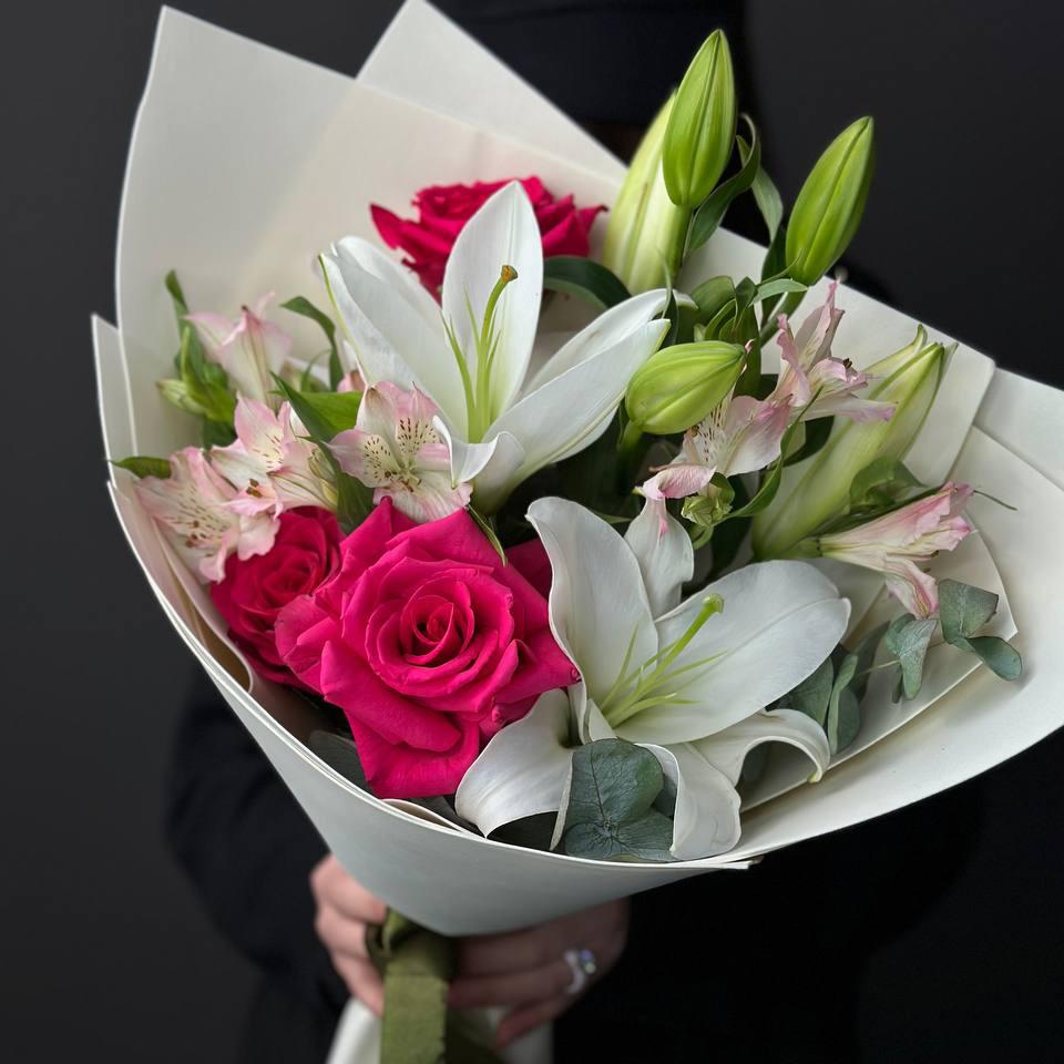 Лилия с розами и альстромериями