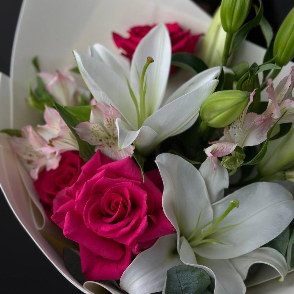 Лилия с розами и альстромериями