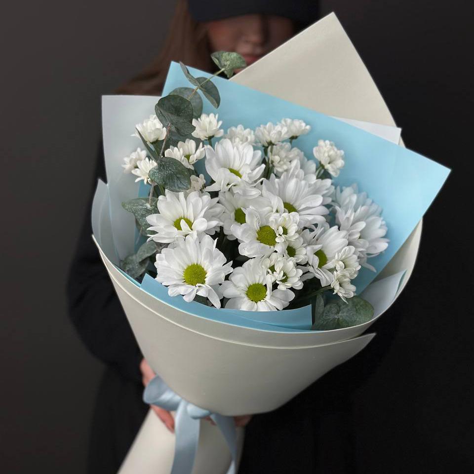 5 белых хризантем с эвкалиптом