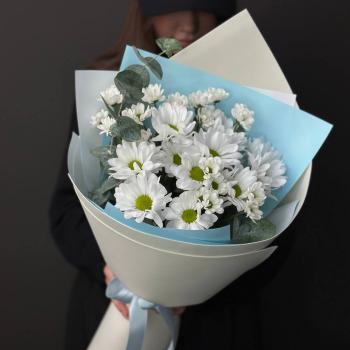 5 белых хризантем с эвкалиптом