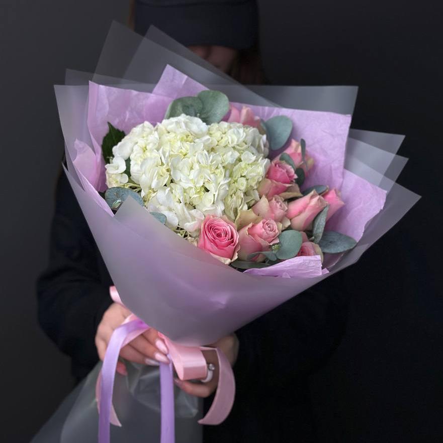 Белая гортензия с розами и эвкалиптом