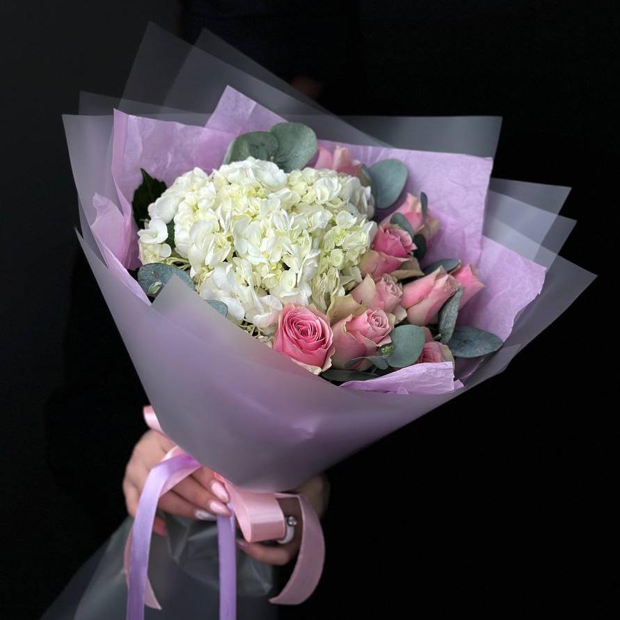 Белая гортензия с розами и эвкалиптом