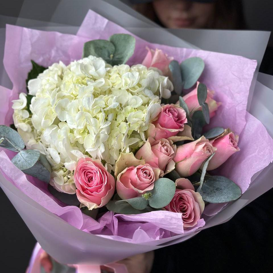 Белая гортензия с розами и эвкалиптом