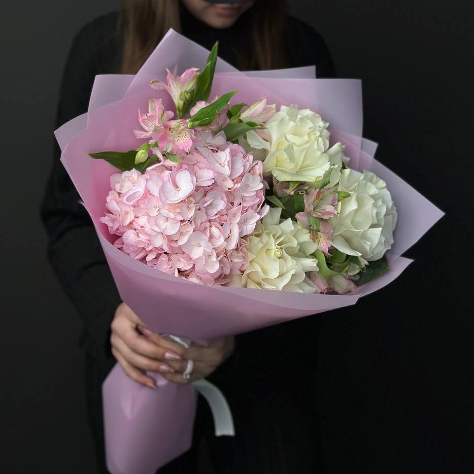 Розовая гортензия с розами и альстромериями