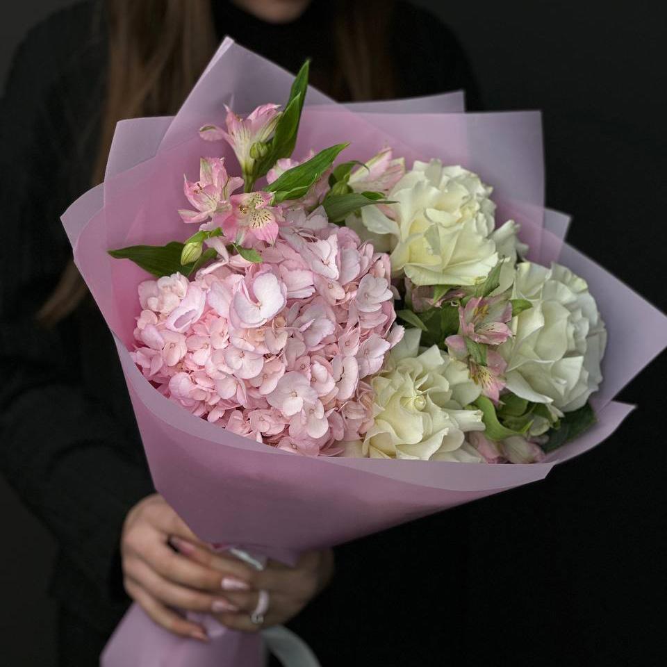 Розовая гортензия с розами и альстромериями