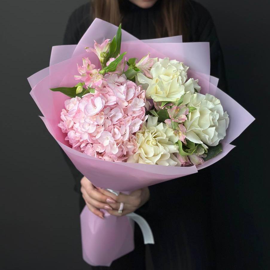 Розовая гортензия с розами и альстромериями