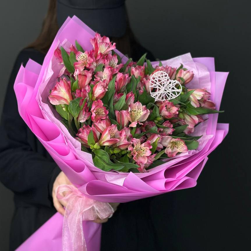 9 розовых альстромерий