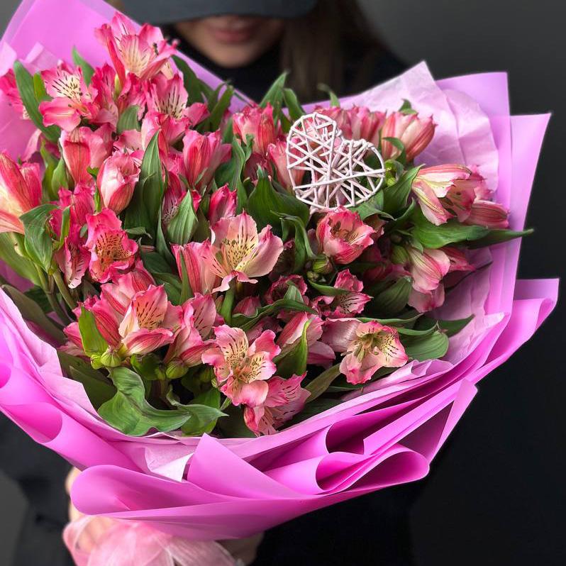 9 розовых альстромерий