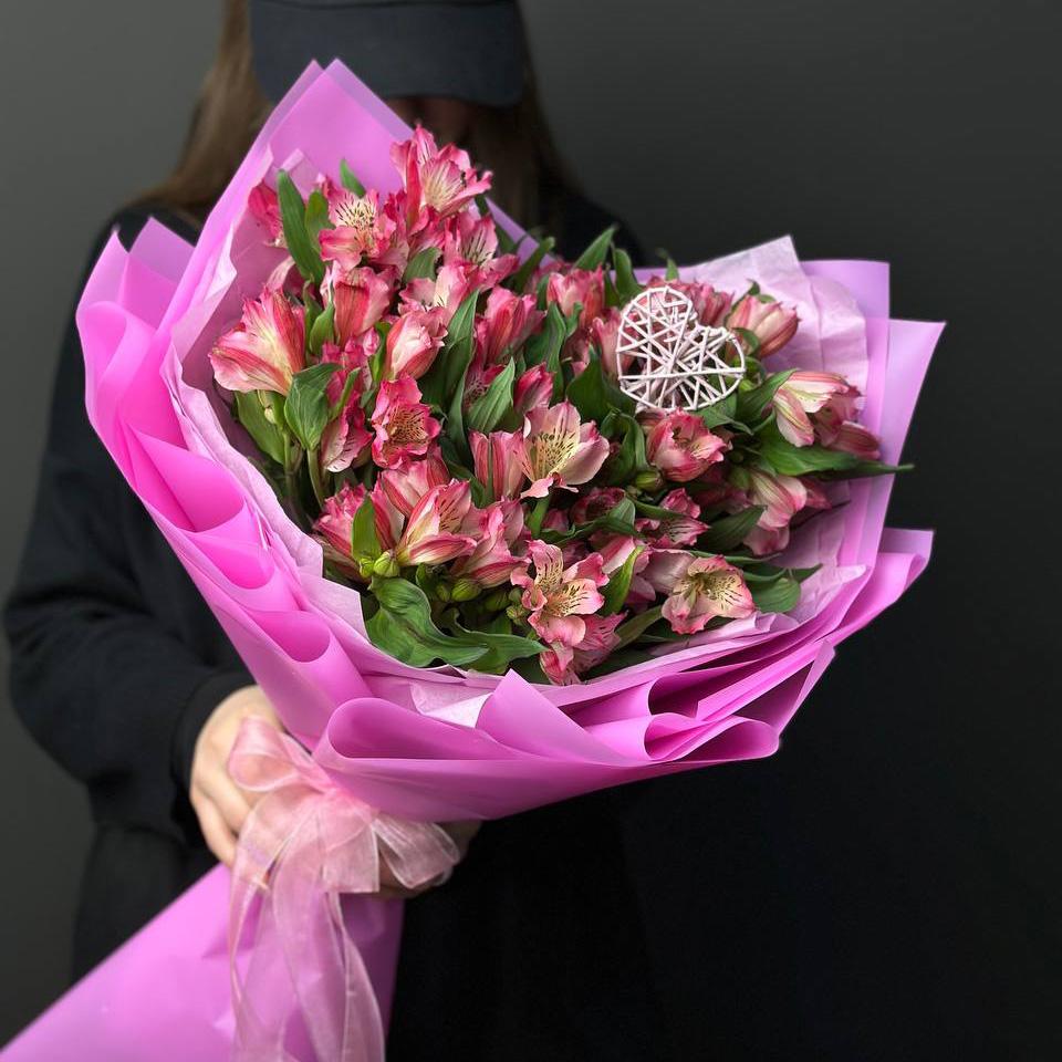 9 розовых альстромерий