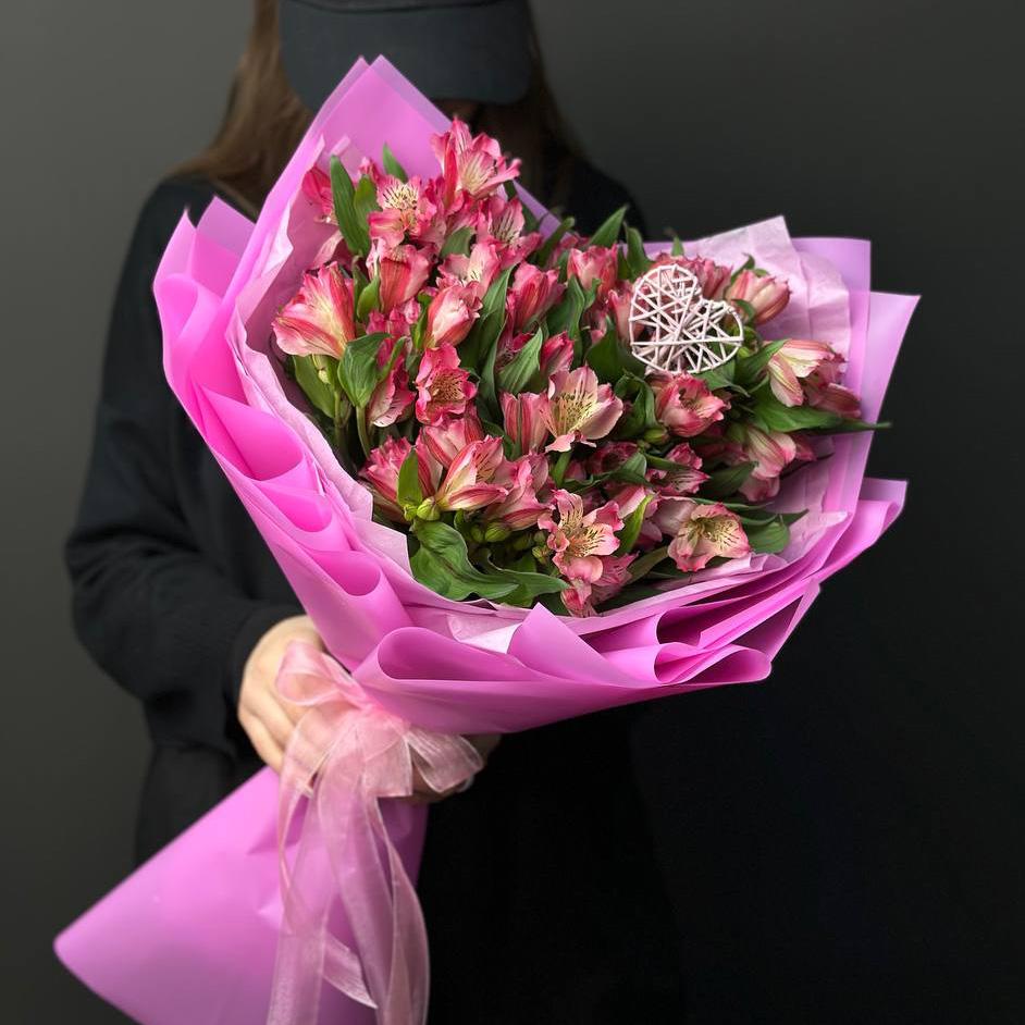 9 розовых альстромерий
