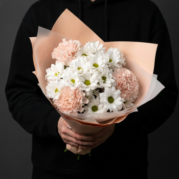 Персиковые гвоздики с хризантемами