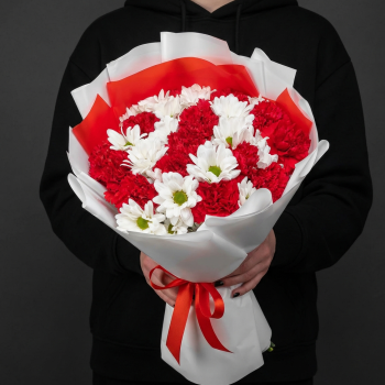 Красные гвоздики с белыми хризантемами
