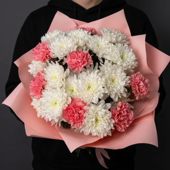 7 розовых гвоздик с белыми хризантемами