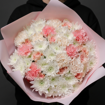 Гвоздики с хризантемами и розами