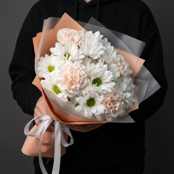 5 гвоздик с хризантемами