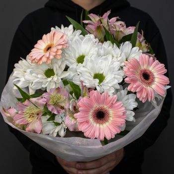 Хризантемы с герберами и альстромериями