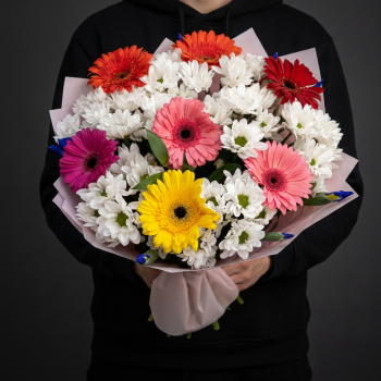7 гербер с белыми хризантемами