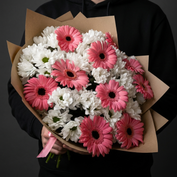 Розовые герберы с кустовыми хризантемами