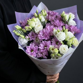 Розовые хризантемы с эустомами