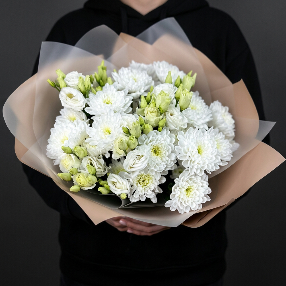 Белые хризантемы с эустомами