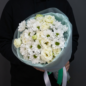 Белые эустомы с хризантемами