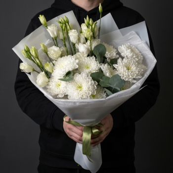 Белые эустомы и хризантемы