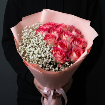11 розовых роз с белой гипсофилой