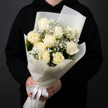 9 белых роз с гипсофилой
