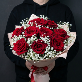 9 красных роз с гипсофилами
