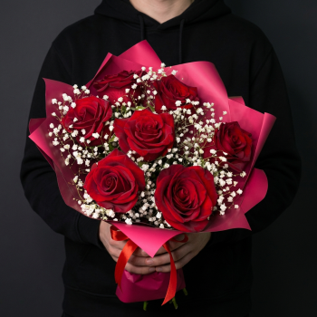 7 красных роз с гипсофилами
