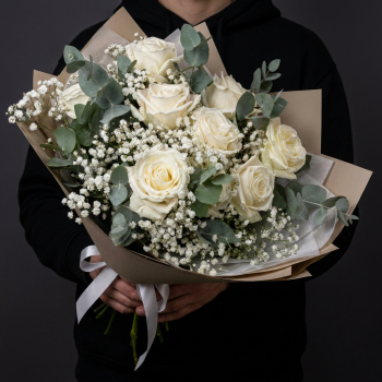 9 белых роз с гипсофилами и эвкалиптом
