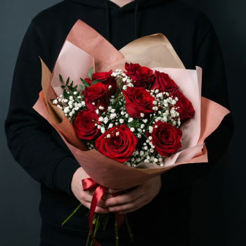 Красные розы с белыми гипсофилами и фисташкой