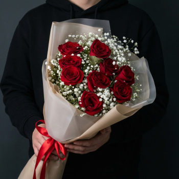 9 красных роз с белыми гипсофилами